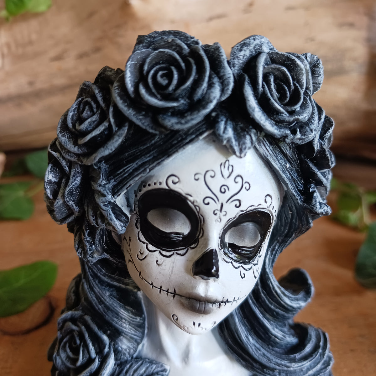 Add a touch of gothic mystery to your home with the Flor de Muerte Tea Light Holder. Inspired by dark floral symbolism, the supernatural and the beauty of the night, this enchanting candle holder creates a captivating atmosphere when illuminated by the gentle glow of a tea light.