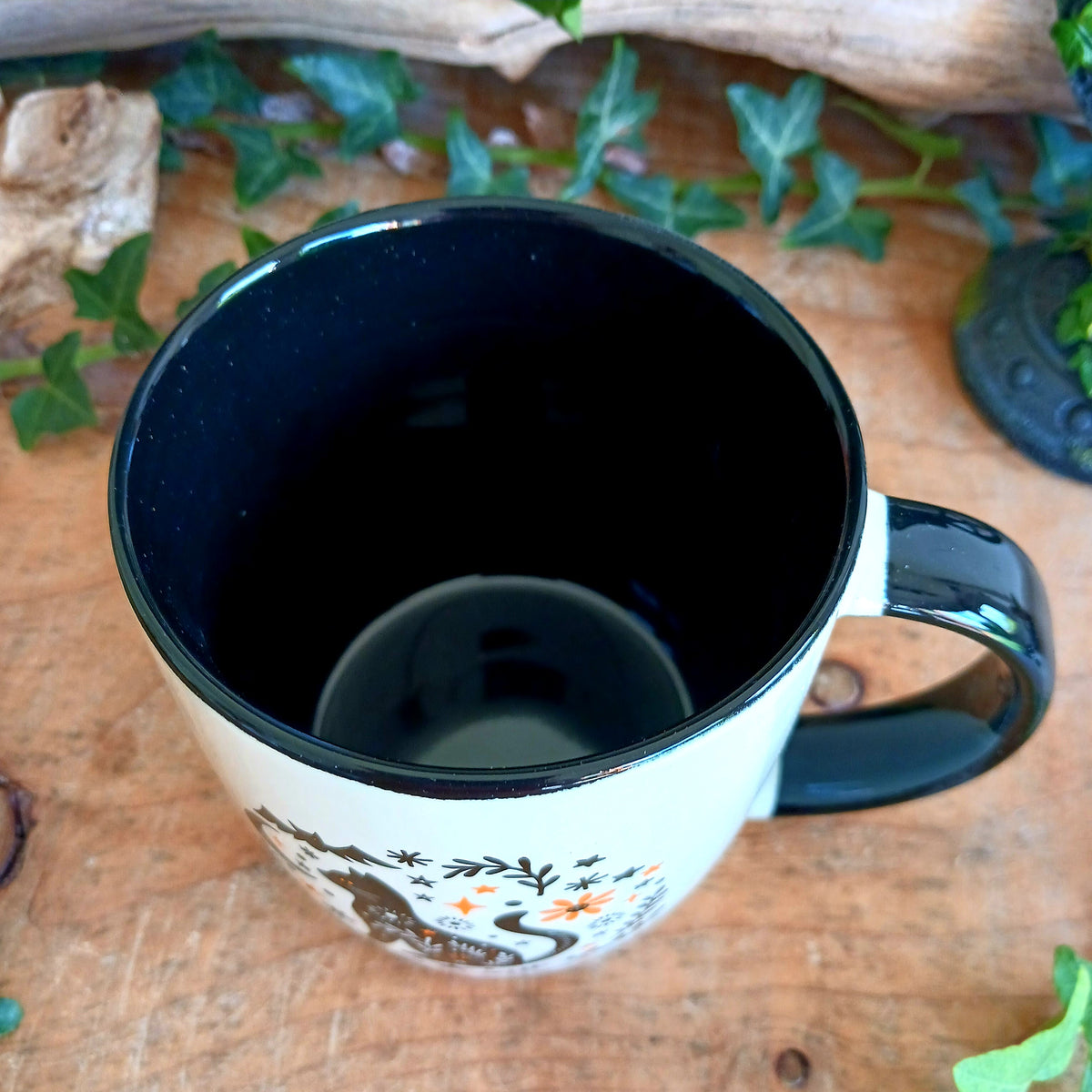 Enjoy cosy autumn moments with this charming black cat ceramic mug, decorated with a folk-inspired design. Perfect for enjoying your favourite tea, coffee or hot chocolate, this seasonal mug brings a warm and whimsical touch to your kitchen.