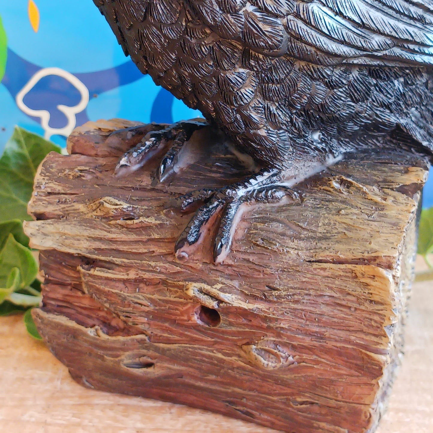 Bring a touch of mystery and nature to your space with this lifelike medium-sized raven figurine. Crafted from high-quality resin, it features meticulously detailed feathers and is perched on a base designed to resemble natural wood. The built-in motion sensor triggers an authentic raven call, adding an interactive and atmospheric element to your décor. Perfect for gothic interiors, nature-inspired arrangements, or as a distinctive gift, this captivating piece blends artistry with surprise for a truly memor