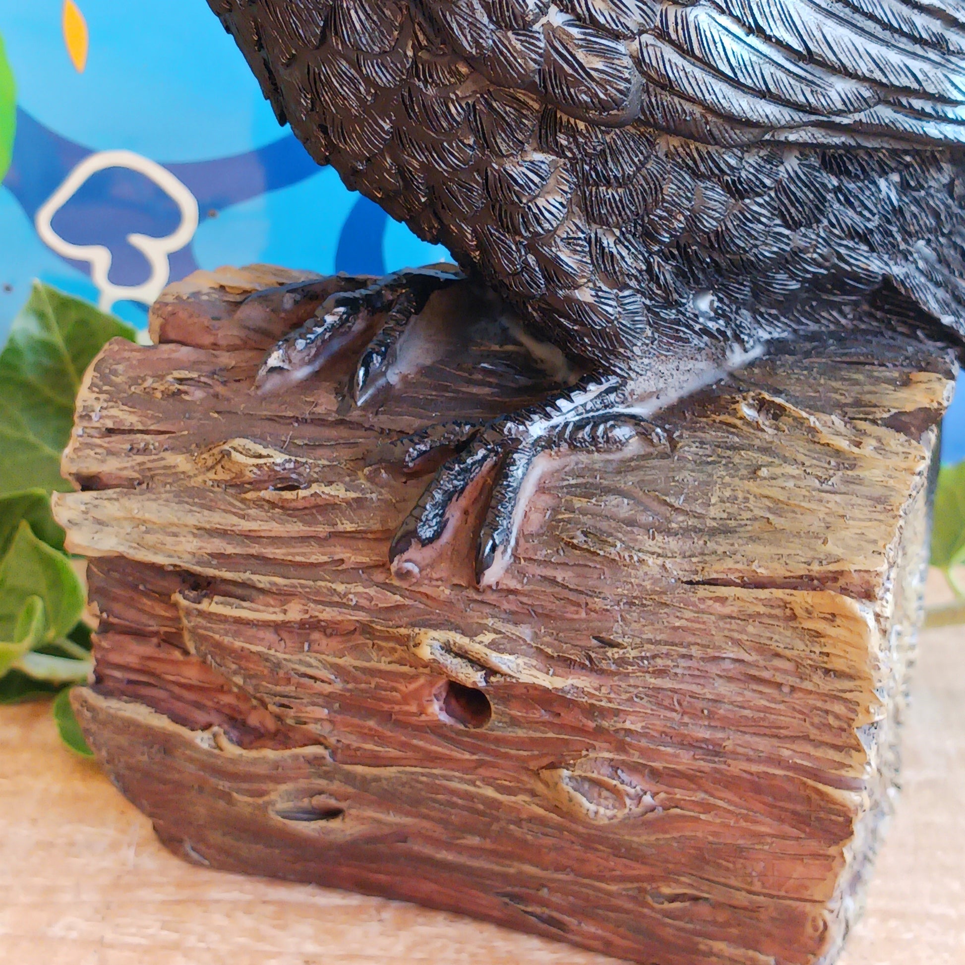 Bring a touch of mystery and nature to your space with this lifelike medium-sized raven figurine. Crafted from high-quality resin, it features meticulously detailed feathers and is perched on a base designed to resemble natural wood. The built-in motion sensor triggers an authentic raven call, adding an interactive and atmospheric element to your décor. Perfect for gothic interiors, nature-inspired arrangements, or as a distinctive gift, this captivating piece blends artistry with surprise for a truly memor