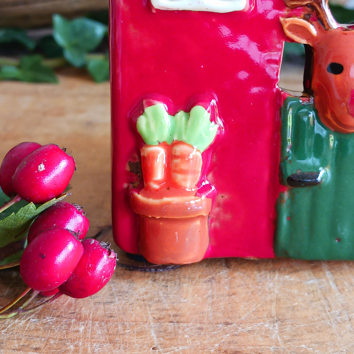 Bring a touch of festive village charm to your home with the Village Pottery Xmas Rudolph’s Stable Tealight Holder. This delightful ceramic Christmas decoration is designed as a quaint little stable, featuring a snowy roof, traditional green doors and charming reindeer detailing.