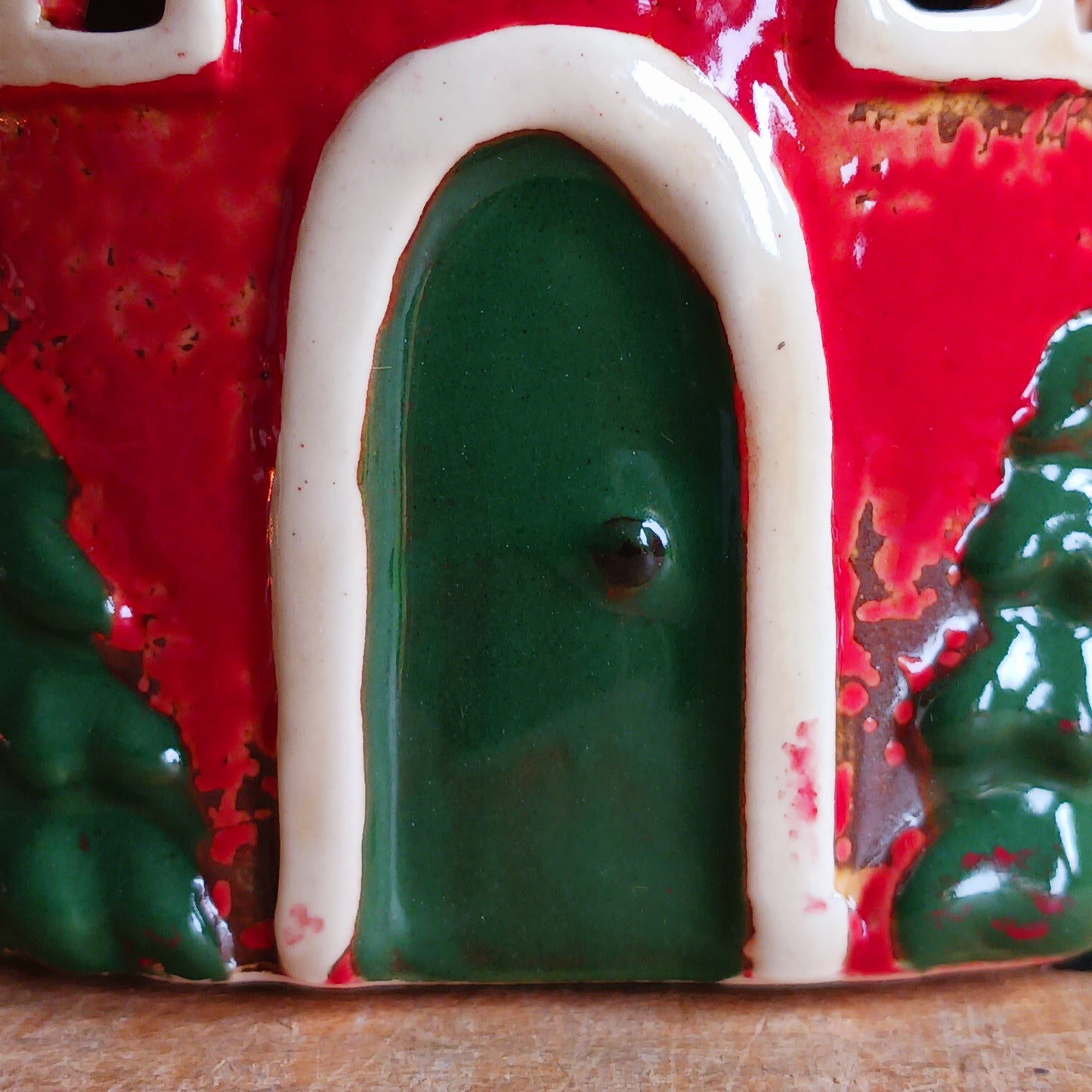 Bring timeless holiday charm to your home with this Handcrafted Christmas Oil Wax Warmer by Village Pottery. Designed in the shape of a festive wreath, this ceramic warmer combines beauty and practicality for the holiday season. Perfect for wax melts or essential oils, it creates a warm and inviting atmosphere as the fragrance fills your space.