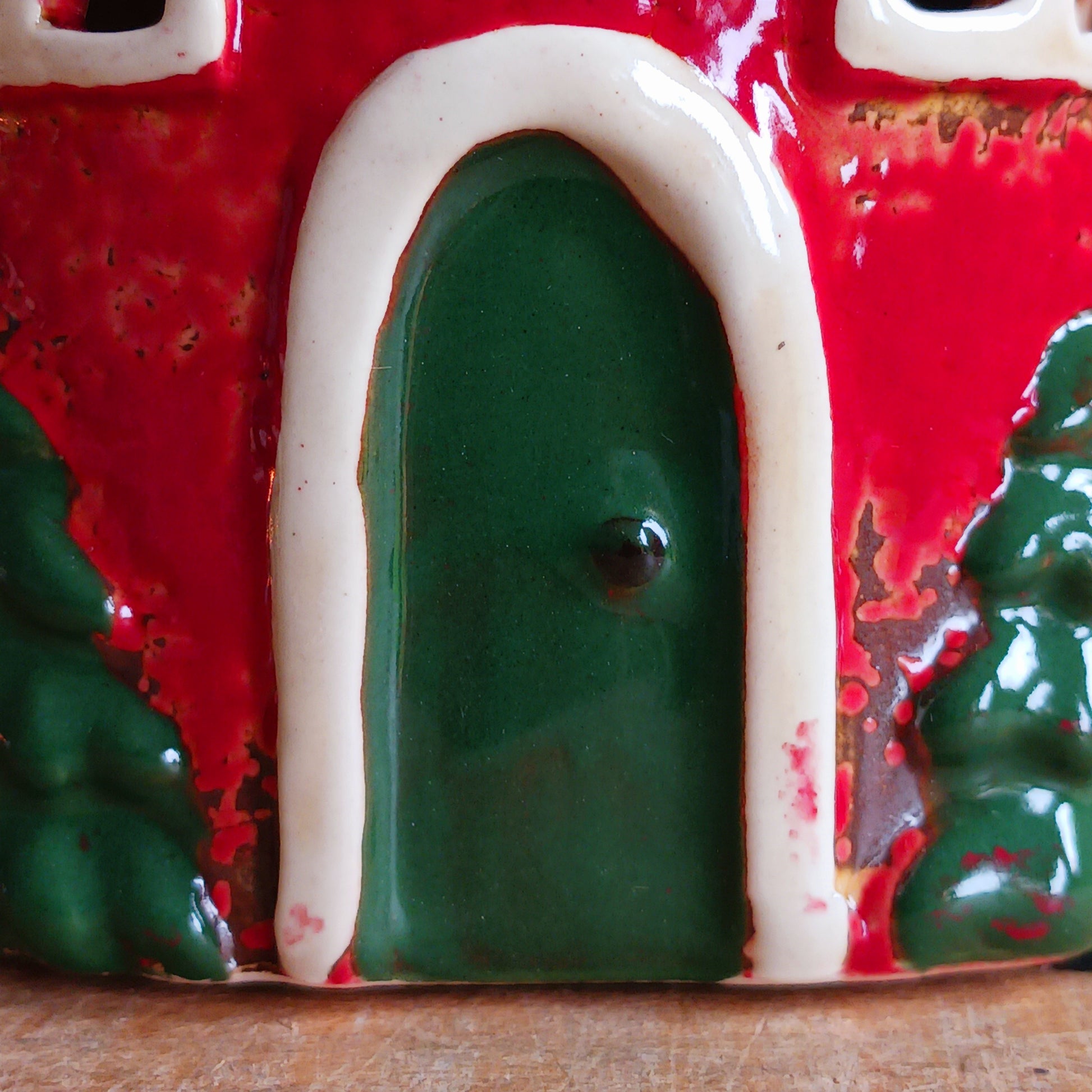 Bring timeless holiday charm to your home with this Handcrafted Christmas Oil Wax Warmer by Village Pottery. Designed in the shape of a festive wreath, this ceramic warmer combines beauty and practicality for the holiday season. Perfect for wax melts or essential oils, it creates a warm and inviting atmosphere as the fragrance fills your space.