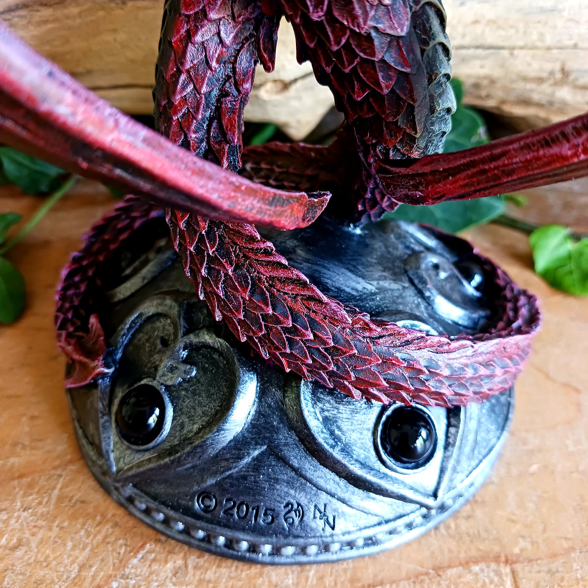 Bring a touch of dark fantasy and gothic romance to your home with this stunning Anne Stokes Dragon Heart Candle Holder, created by world-famous fantasy artist Anne Stokes and expertly crafted in resin by fantasy specialists Nemesis Now.