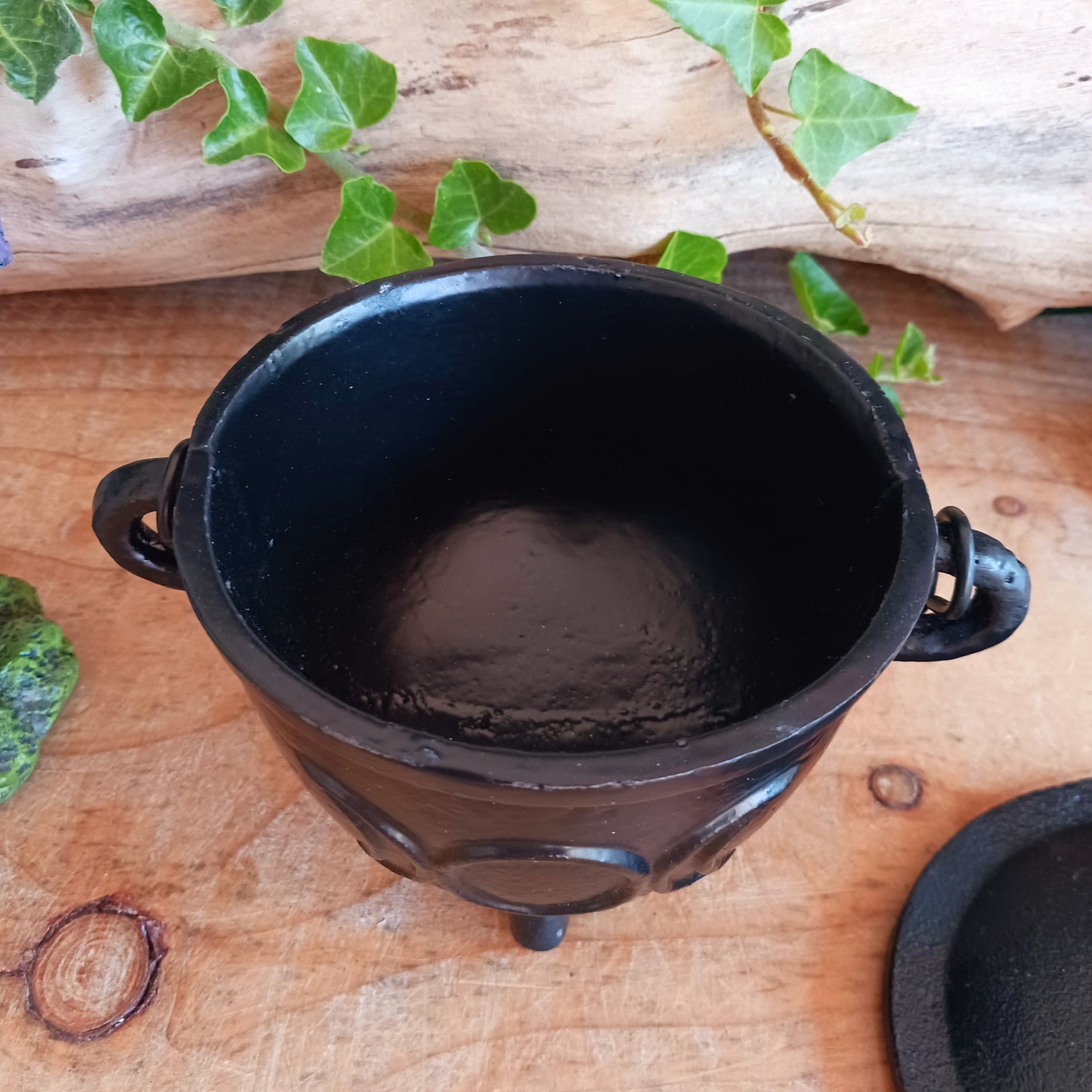 Embrace the power of lunar magic with our Cast Iron Cauldron with Triple Moon (11x13cm). Crafted from durable, high-quality cast iron, this cauldron is a timeless companion for rituals, meditations, and spiritual practices.