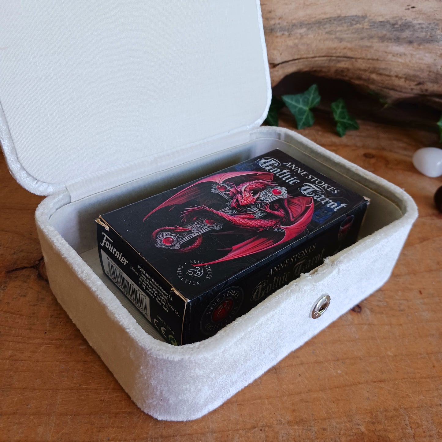 Add elegance and mystique to your collection with this finely embroidered jewellery and tarot box. Made in India and crafted from soft velvet in white, this piece is adorned with intricate embroidery and golden ornamental beads for a touch of luxury. Perfect for storing jewellery, tarot cards, crystals, or other cherished items, its small strap and button closure keep your treasures secure.