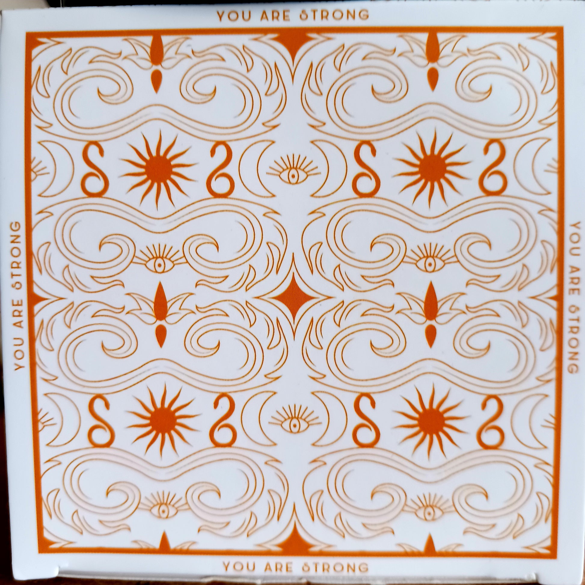 Step into the mystical world with this Hop Hare Crystal Magic Flower Candle - The Lion, crafted with Rock Quartz and dry flowers.