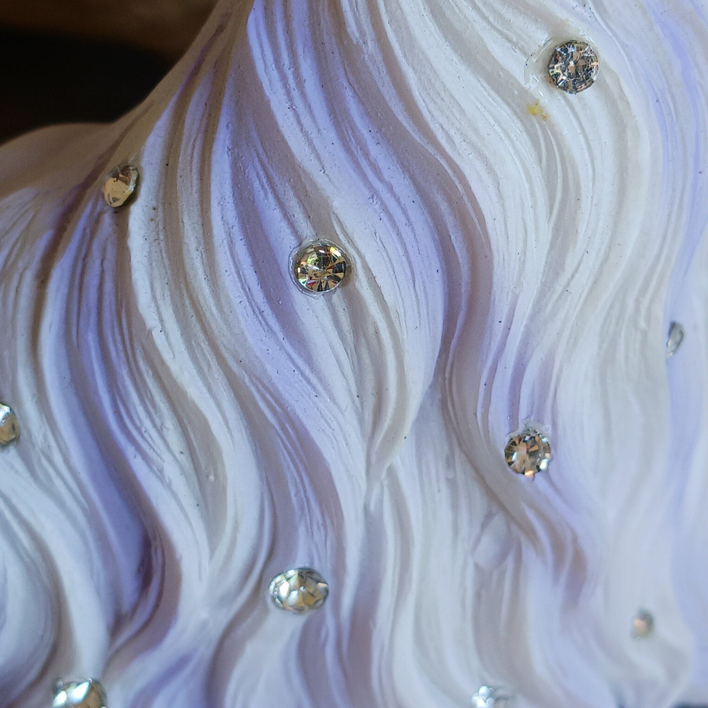 Bring a touch of magic into your home with this stunning Enchanted Unicorn Figurine, crafted from the imaginative world of Nemesis Now.