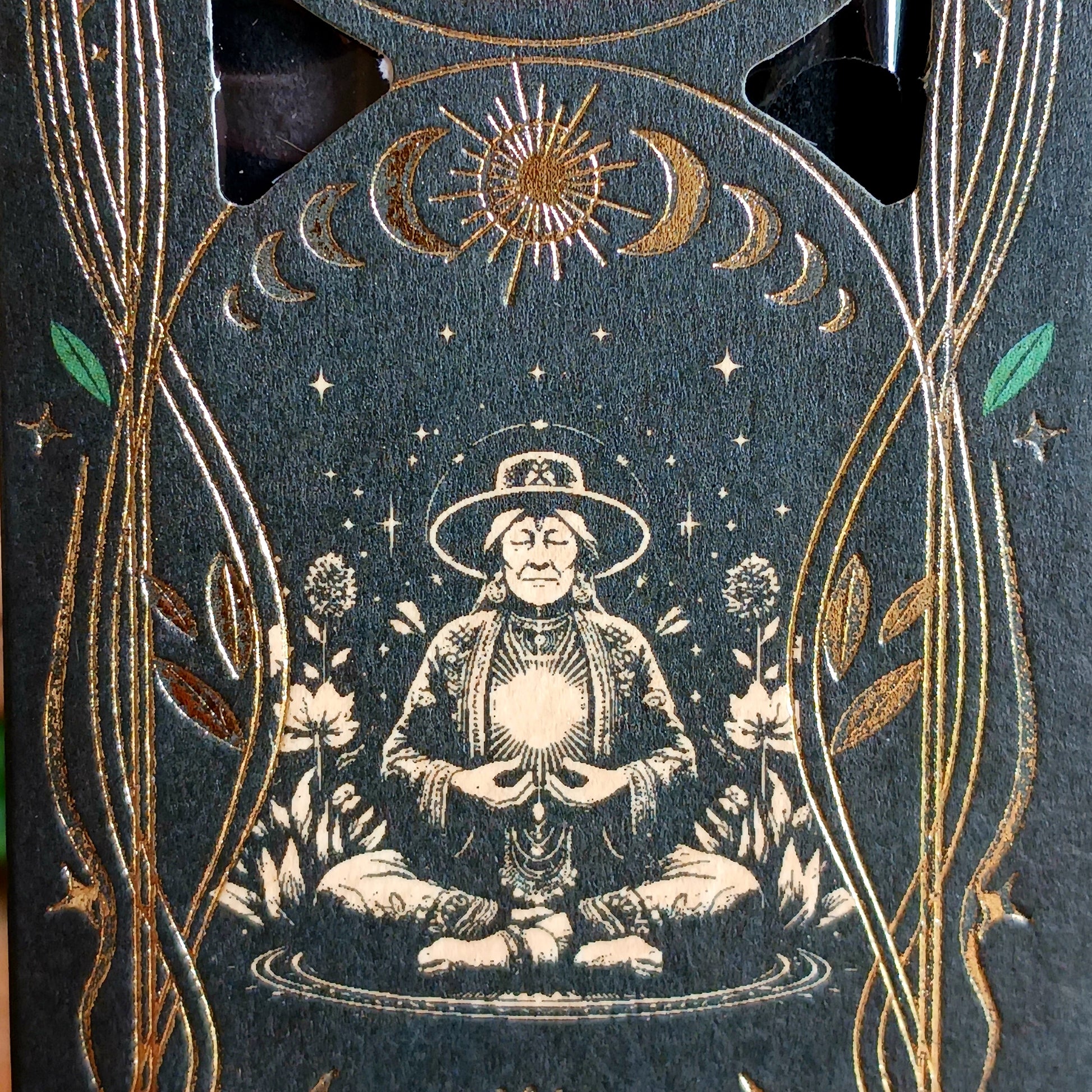 This pack includes 6 long-burning incense sticks (23 cm each), offering up to 1 hour of burn time per stick. Light one in a quiet space, close your eyes, and let the soft floral aroma transport you to a peaceful garden where lilies sway in the breeze. Ideal for meditation, energy cleansing, or creating a serene atmosphere in your home.