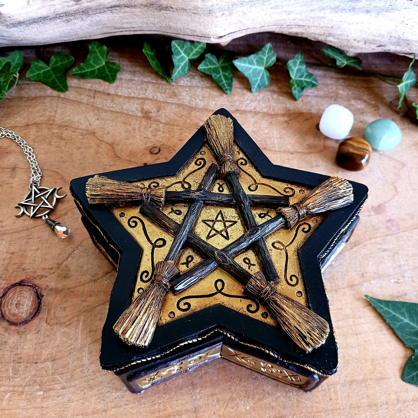 Mystical pentagram jewellery box with witch broom design. Durable polyresin, 16x16x7 cm. Perfect for jewellery, herbs, crystals & keepsakes.