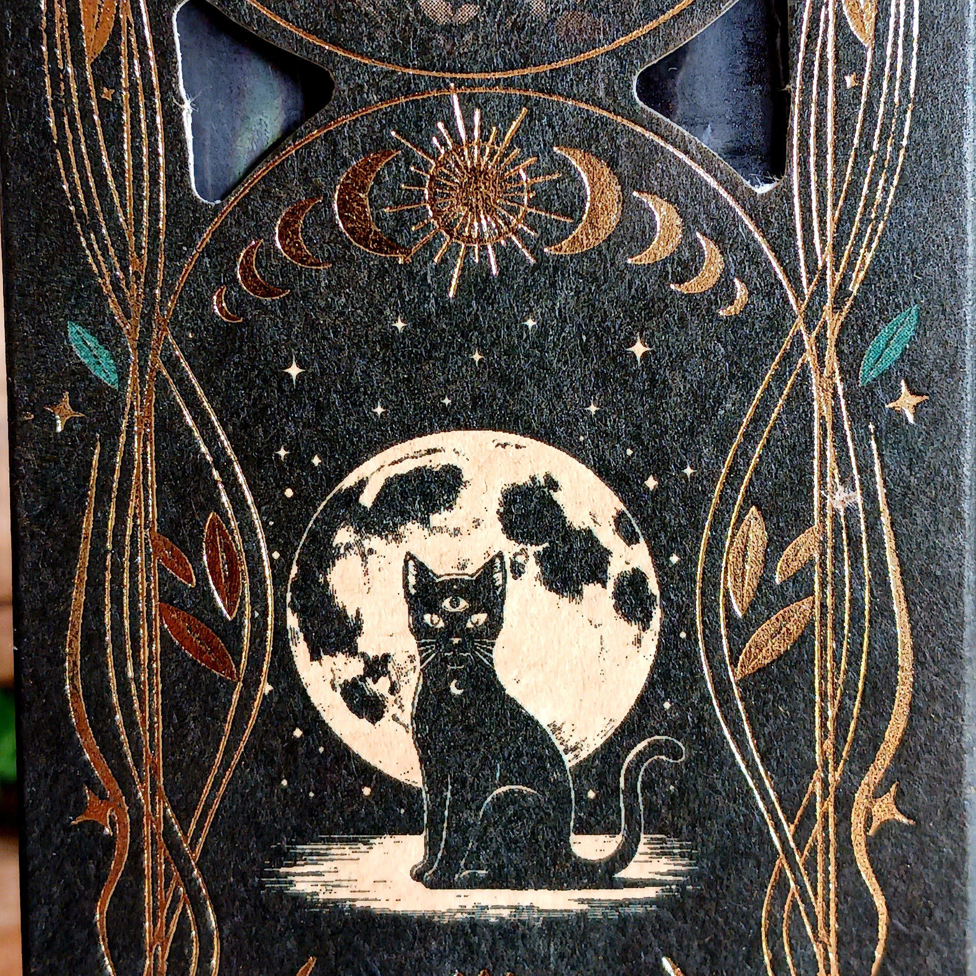 Support your journey of self-empowerment with Sagrada Madre Ritual Inner Strength incense. Handmade in Argentina, each 23 cm stick is crafted using aromatic concentrated oils, charcoal, salt, and a plant-based binder. This grounding blend is designed to help restore emotional balance and resilience.