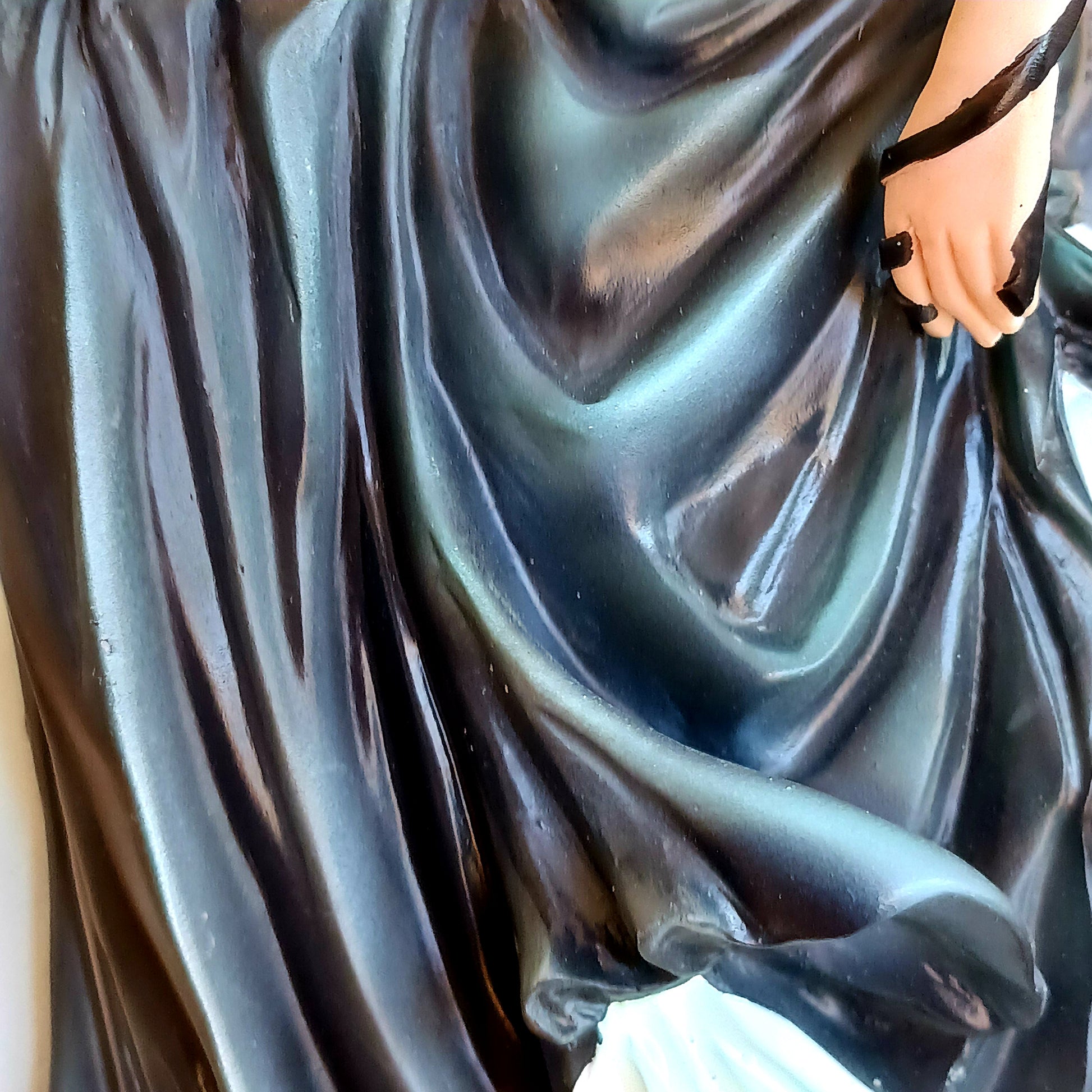 Step into a world of mystery and enchantment with this exquisite Fantasy figurine from Gothic brand Nemesis Now, inspired by the imagination of renowned artist and writer Nene Thomas.