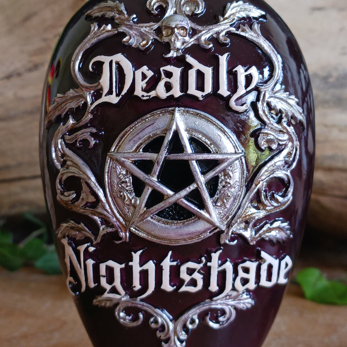 Add a touch of dark magic to your collection with this Gothic Deadly Nightshade Potion Bottle, a striking decorative piece inspired by occult symbolism, gothic style and dark fantasy.