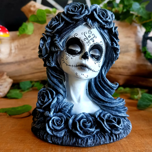 Add a touch of gothic mystery to your home with the Flor de Muerte Tea Light Holder. Inspired by dark floral symbolism, the supernatural and the beauty of the night, this enchanting candle holder creates a captivating atmosphere when illuminated by the gentle glow of a tea light.
