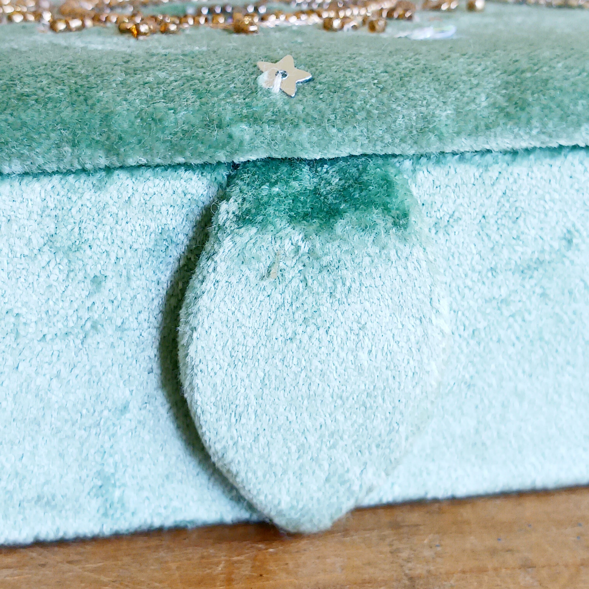 Elegant green triple moon velvet box with fine embroidery and beads. Perfect for jewellery, tarot cards, and crystals. Secure strap closure for treasured items.